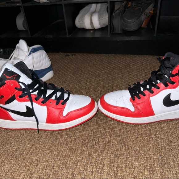 Jordan 1 Chicagos - Picture 3 of 7